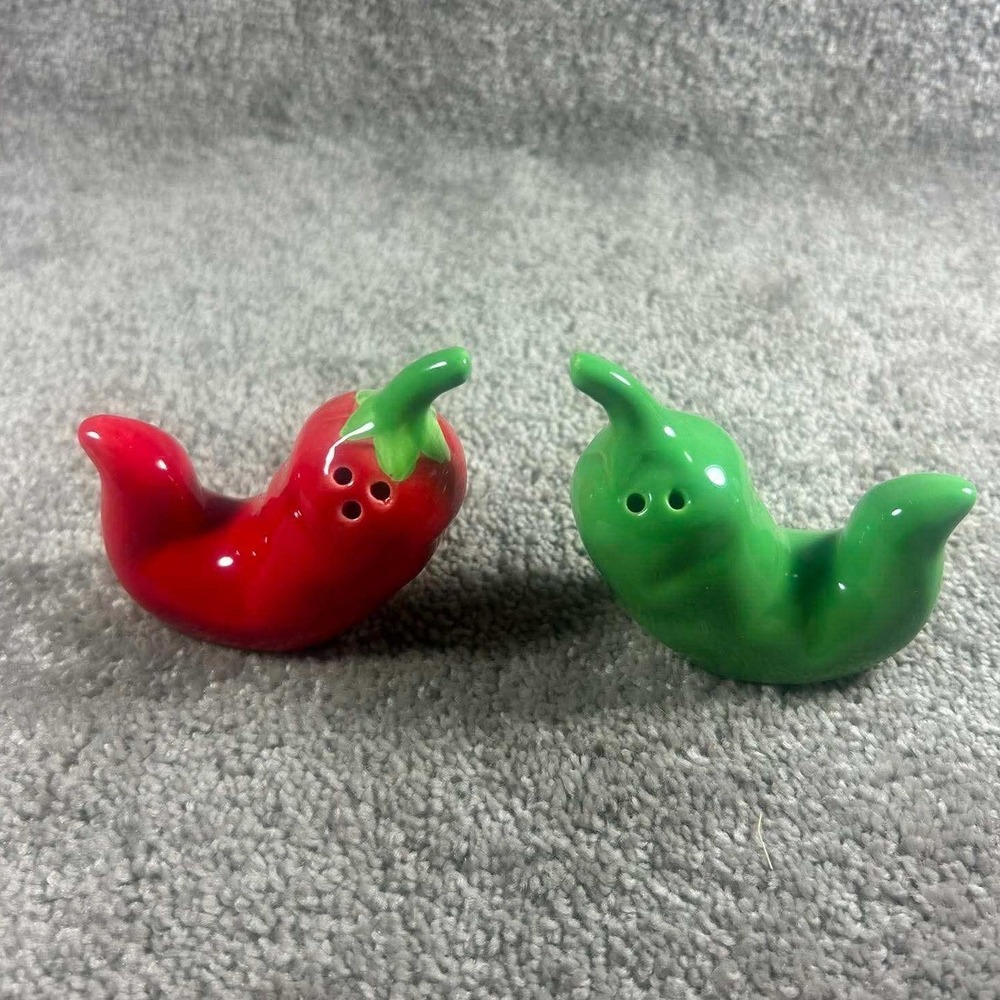 Chili Pepper Salt and Pepper Shakers Red Green Ceramic Novelty Kitchen Decor OS